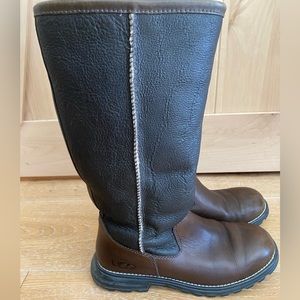*FLAW* UGG BROOKS (BROWN) LEATHER SHEARLING TALL BOOTS (8) **PRICE FIRM**